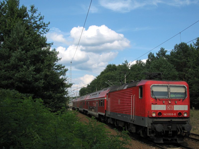 143 868-8 mit der RB der Linie 14 nach Senftenberg. Heute mal mit mehr Natur.