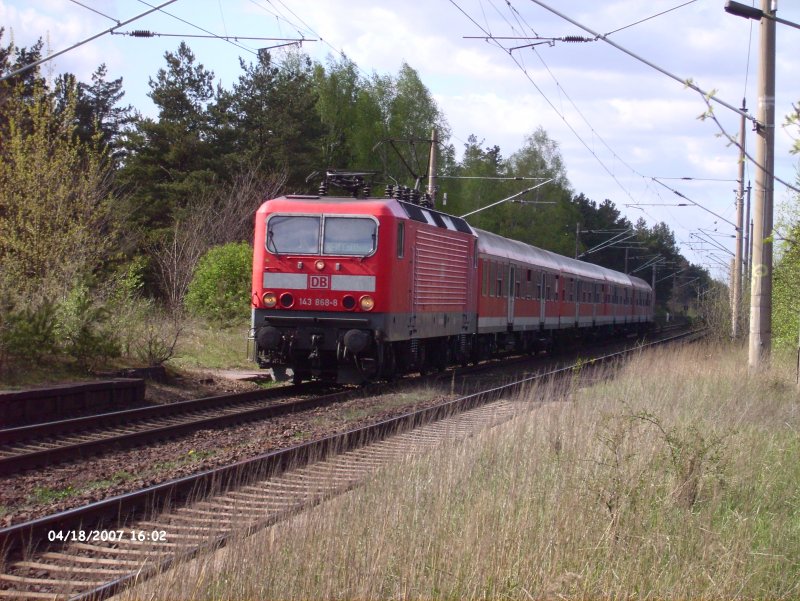 143 868-8 berquert den alten Bahnbergang Vogelsang an der ehmaligen Haltestelel Vogelsang richtung Eisenhttenstadt.18.04.07