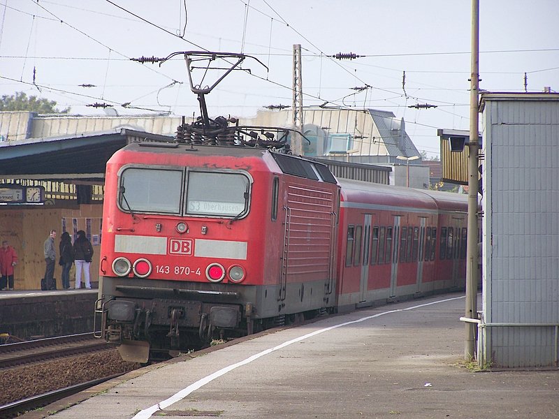 143 870-4 steht als Schublok der S3 im Bahnhof von Mlheim(Ruhr) im SOmmer 2008