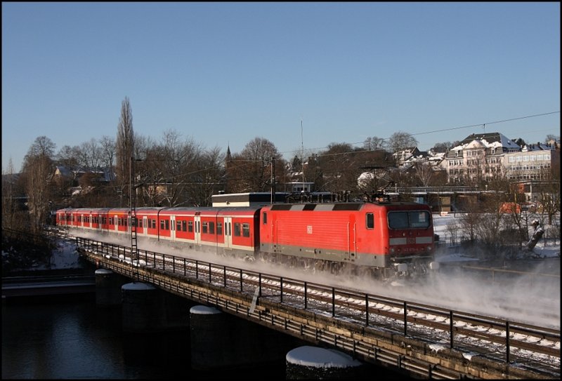143 870 (9180 6 143 870-4 D-DB) schiebt einen Zug der Linie S5 nach Dortmund Hbf. Aufgenommen unweit von Wetter(Ruhr). (06.01.2009)
