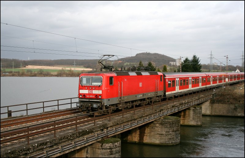 143 870 schiebt einen Zug der Linie S8 (Dortmund - Hagen als S5) von Dortmund Hbf nach M�nchengladbach Hbf. Im Hintergrund befindet sich der Harkortsee. Aufgenommen bei Wetter(Ruhr) am 02.03.2008.
