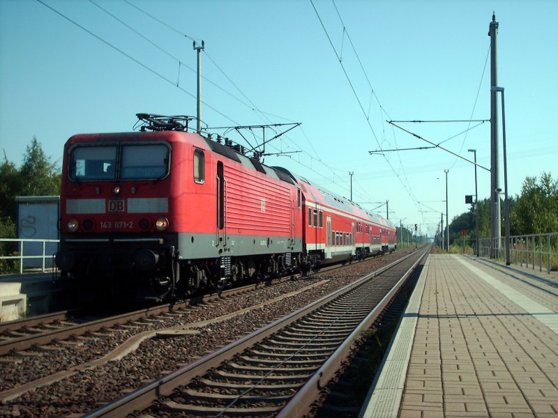 143 871-2 bespannte am heien 15.07.2007 die RegionalBahn 26935 von Lutherstadt Wittenberg nach Halle(Saale)Hbf.