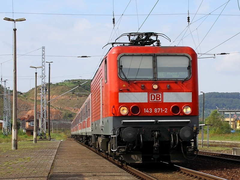 143 871-2 fhrt mit RE 26805 nach Halle (Saale) Hbf in Bleicherode Ost ein. (22.8.2009)
