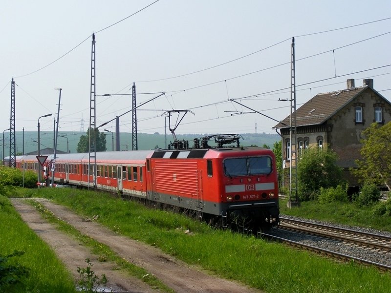 143 871-2 zieht den RE nach Halle (S) Hbf am 1.5.2009 durch Erdeborn.