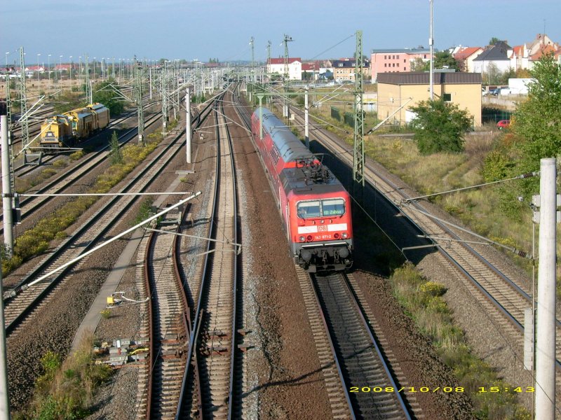 143 871 schiebt am 08.10.08 ihre RB nach Zahna in den Bahnhof Bitterfeld.