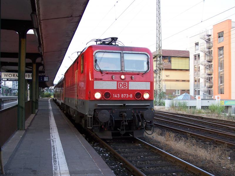 143-873 steht gegen 6:15 mit Doppelstockwagen in Worms Hbf dieser Zug fhrt um 6:34 weiter nach Koblenz, die BR143 ist in Worms eine seltenheit es fhrt nur um diese Zeit ein 143er.