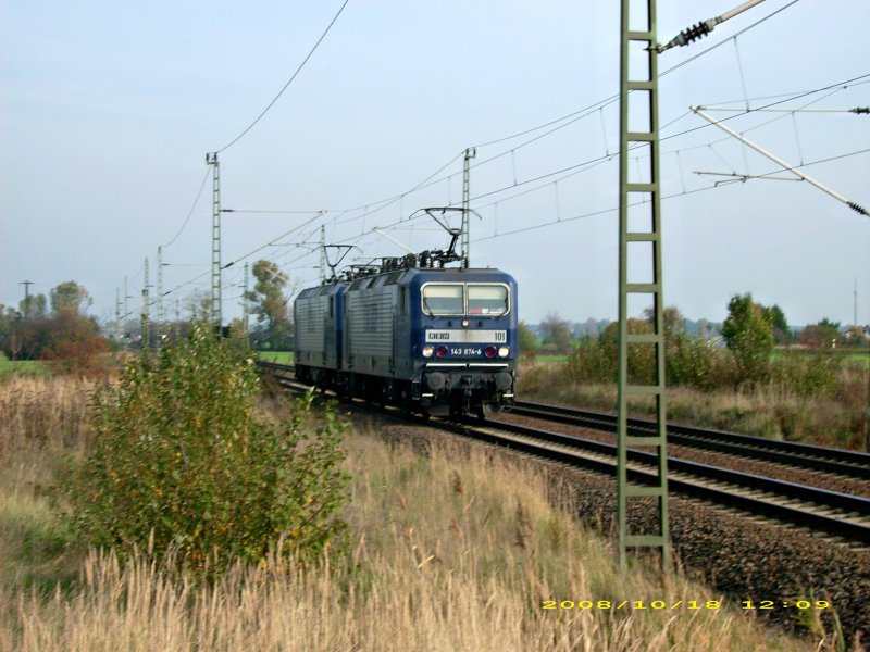 143 874(RBH 101) und eine Schwestermaschine durchfahren am 08.10.08 Grfenhainichen in Richtung Bitterfeld.
