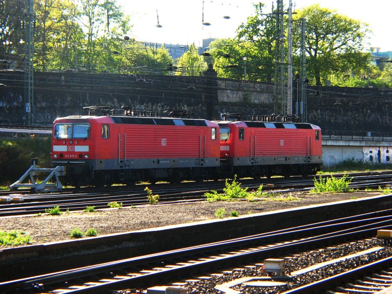143 875-3 und 143 278-0 abgestellt in Dresden-Hbf.20.04.09.