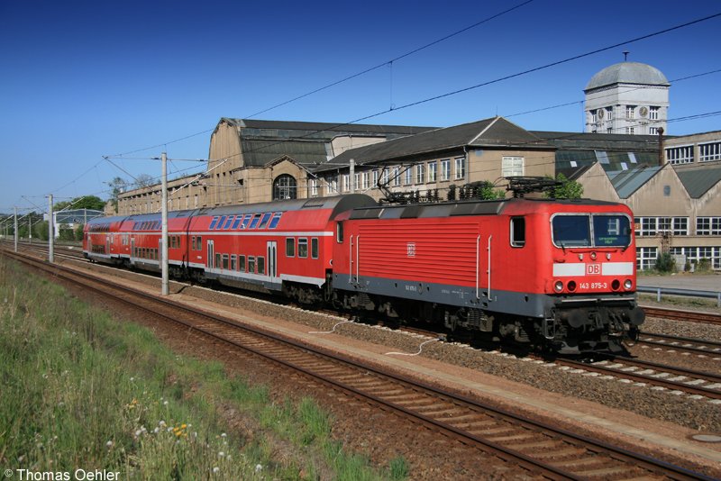 143 875 hat am 30.04.07 soeben den Bahnhof Chemnitz-Siegmar verlassen und fhrt nun in Richtung Chemnitz Hbf weiter.