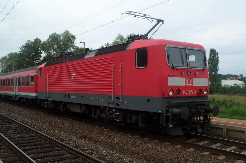 143 876-1 schiebt ihre RB pnktlich um 13:14 Uhr in den Bahnhof Kps ein (RB 30781 Kronach-Nrnberg HBF). 02.08.05