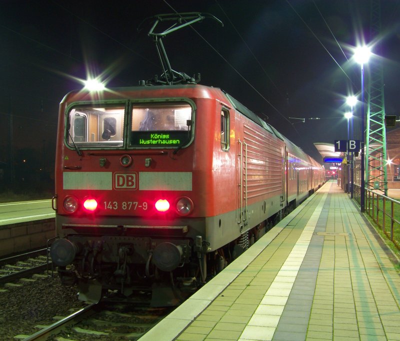 143 877-9 steht am 01.11.2008 im Bahnhof von Lbbenau/Spreewald bereit. Der Lokfhrer macht nur schnell noch die Lok schubfertig, damit er ans andere Ende, zum Steuerwagen gehen kann.