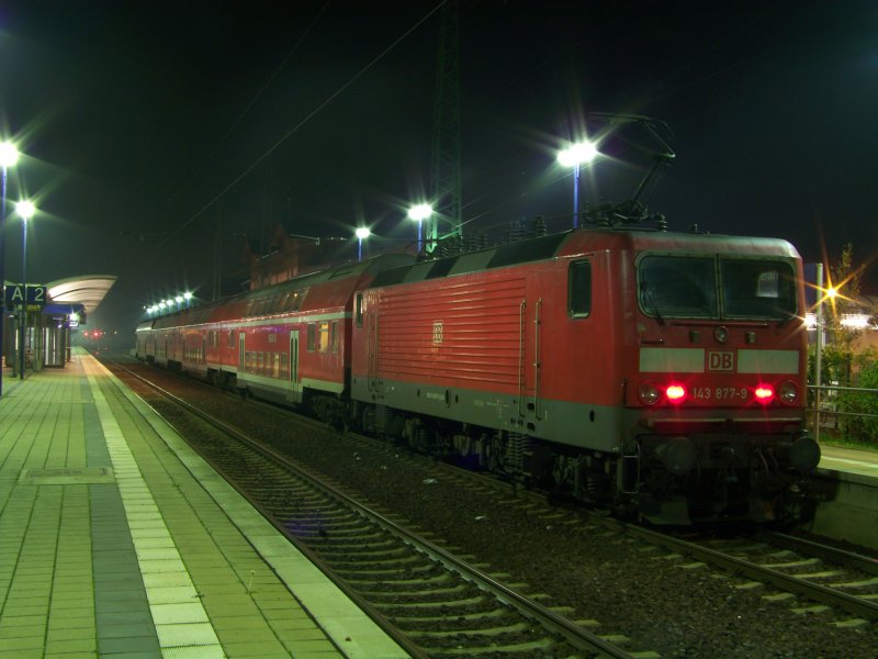 143 877-9 steht am Gleis 1 des Lbbenauer Bahnhofes bereit fr seine Fahrt mit der RB14 nach Knigs Wusterhausen. 02.11.2008