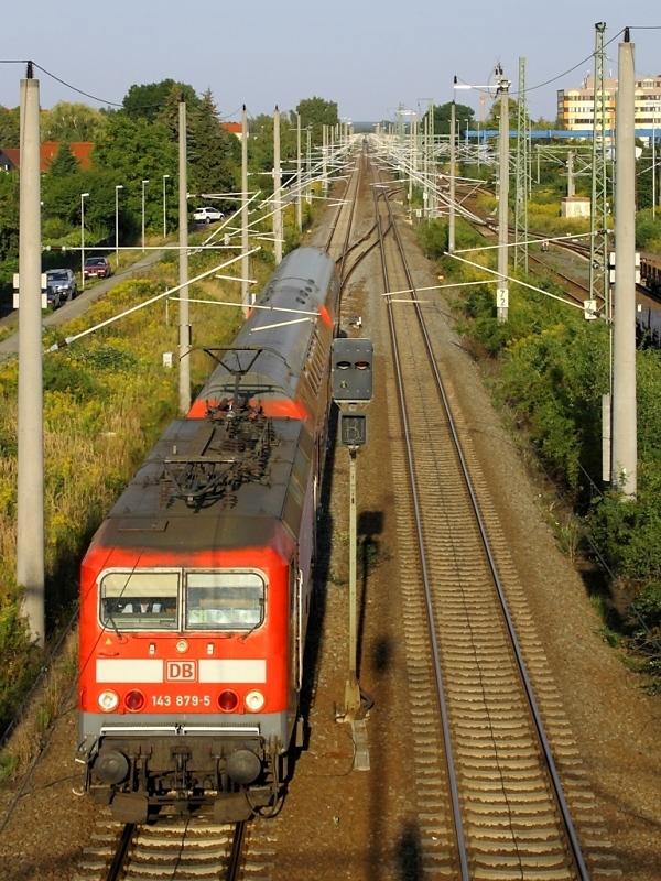 143 879-5 mit der S11 nach Leipzig Hbf am 15.8.2009 in Leipzig-Engelsdorf.