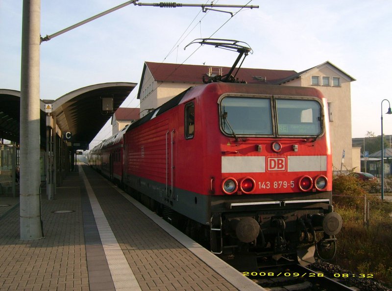 143 879 steht am Morgen des 28.09.08 mit dem RE von Leipzig nach Magdeburg in Bitterfeld.
