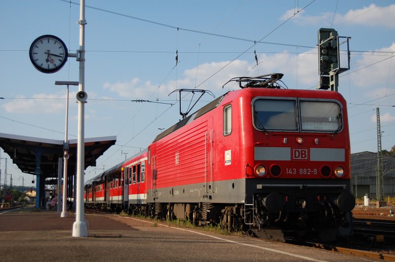 143 882-3 stand am 30.08.07 mit dem RE 19467 von Aalen nach Stuttgart HBF auf Gleis 5 des Aalener Bahnhofs.