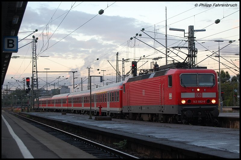 143 882-9 fhrt am Abend des 03.09.07 mit ihrer N-Wagen-Garnitur aus Aalen aus dem Stuttgarter Hbf aufs Abstellgleis.
