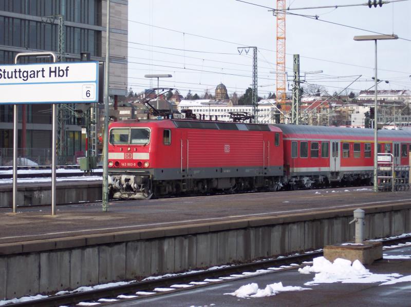 143 882 am 29.01.2004 bei der Einfahrt in den Stuttgarter Hauptbahnhof.
