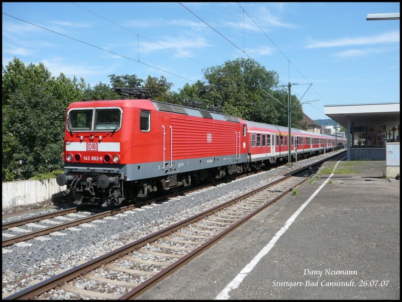 143 882 mit RE22036 von Tbingen nach Stuttgart Hbf im Bahnhof Stuttgart-Bad Cannstadt am 26.07.07.