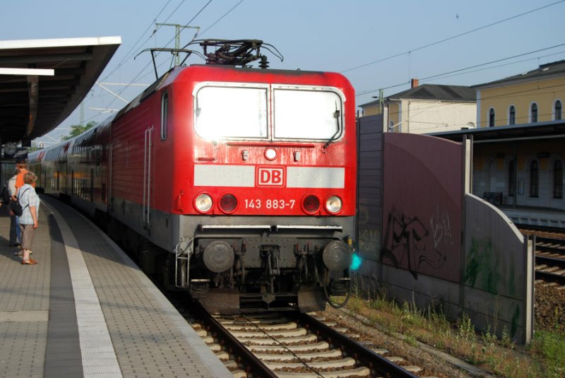 143 883 fhrt mit einem RE in den Bahnhof Wurzen ein, 31.05.08