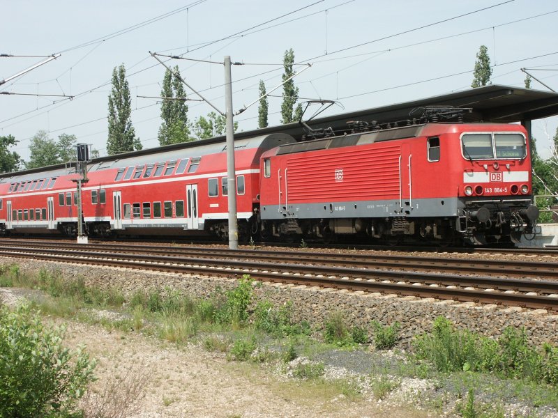143 884-5 steht im Hp Dresden Reick mit der S1 nach Schna am Harken. 26.05.2007