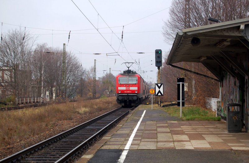 143 885 verlsst am 29.11.08 den S-Bahn-Haltepunkt Dresden-Trachau in Richtung Meien-Triebischtal(S1).