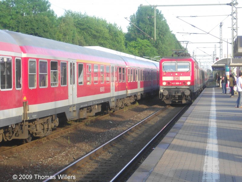 143 886-0, fhrt mit RB von Hamburg Altona am 31.5.09 in Pinneberg ein.