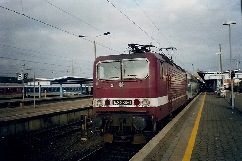 143 886 im schneelosen Stralsunder Hbf im Februar 1998.