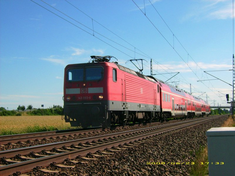 143 893 zieht eine RB nach Wittenberg; fotografiert am 23.06.08 bei der Durchfahrt in Grfenhainichen. Trotz neuer UIC-Nummer an der Seite besitzt sie noch die alte Kontrollziffer. Sollte die nicht bei der UIC-Nummer wegfallen? Habe jedenfalls schon mehrere 143 in dieser Version gesehen!