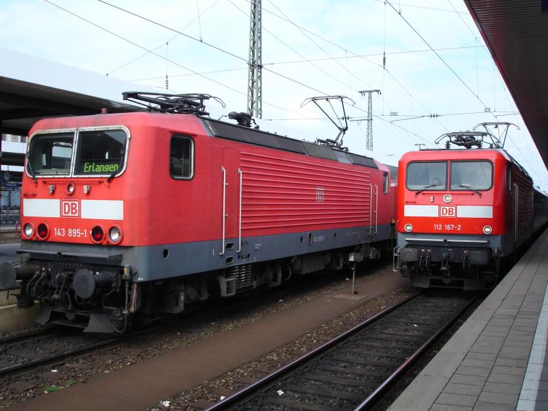 143 895 und 112 167 stehen am 18. April 2006 in Hauptbahnhof  von Nrnberg! Gut positioniert um sie zu fotografieren. 