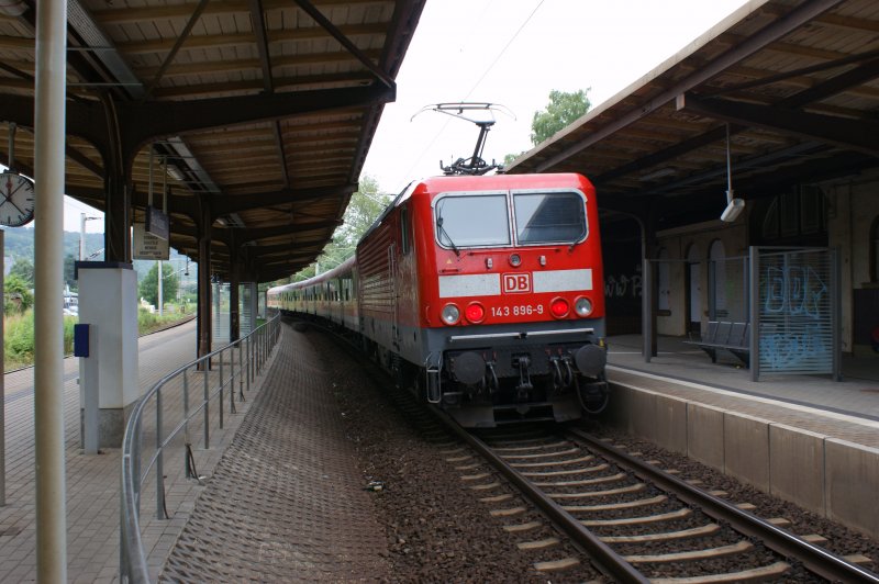 143 896-9 fhrt aus Eisenach kommend nach Halle/Saale in Bad Ksen am 25.06.2009