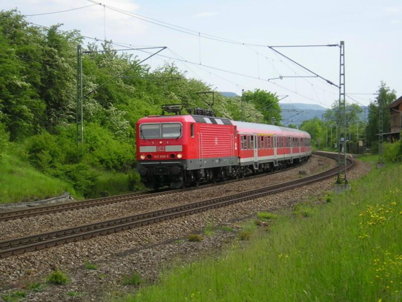143 898 mit ihrem RE unterwegs nach Stuttgart, kommend aus Tbingen.  War zwischenzeitlich auch Unfalllok auf der KBS 780, als ein LKW auf dem Bahnbergang stand. Kurz nach der Durchfahrt in Bempflingen.