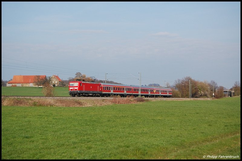 143 899 befrdert am 18.04.08 RE 19468 von Aalen nach Stuttgart Hbf, aufgenommen am Km 63,0 der Remsbahn (KBS 786) bei Mgglingen.