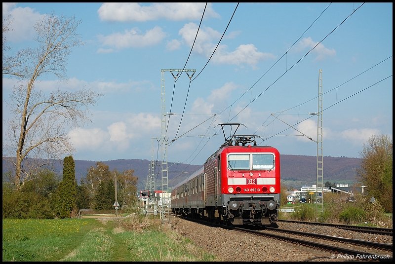 143 899 zieht am 24.04.08 RE 19468 von Aalen nach Stuttgart Hbf, aufgenommen am Km 67,6 der Remsbahn (KBS 786) bei Aalen-Essingen.