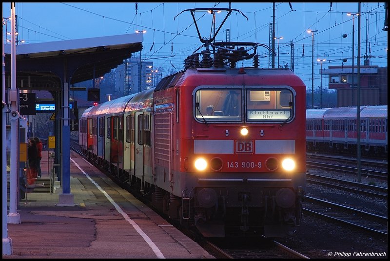 143 900-9 steht am Abend des 17.03.08 mit RE 19472 nach Stuttgart Hbf auf Gleis 5 des Aalener Bahnhofs.
