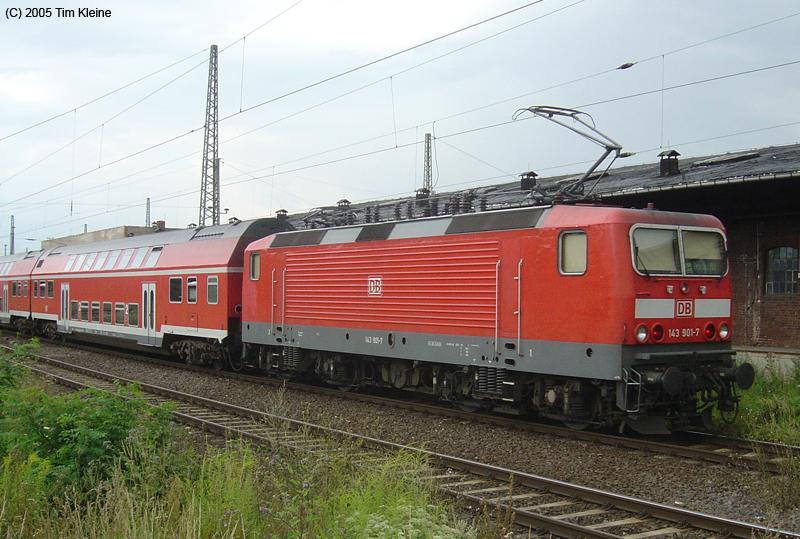 143 901 schiebt am 20.07.2005 ihre RB nach Dessau aus dem Magdeburger Hbf.