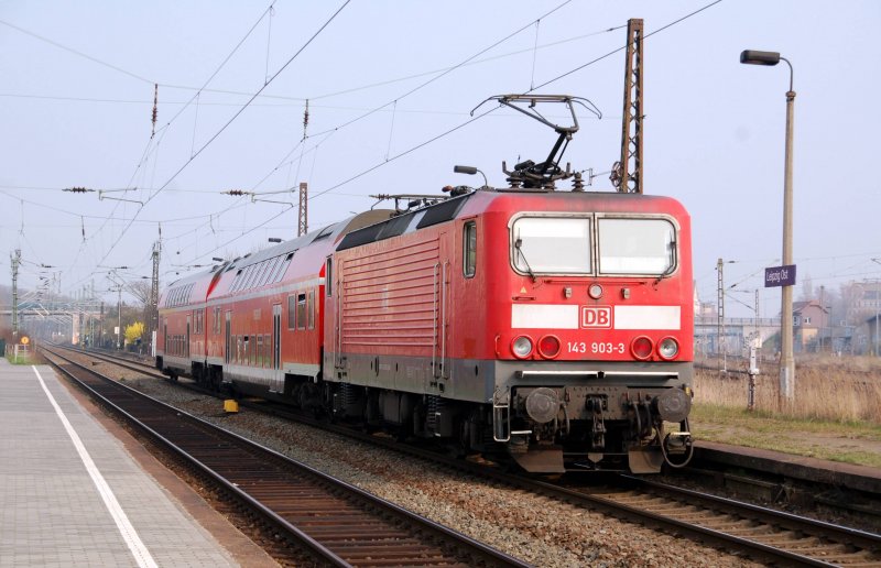 143 903 schiebt am 04.04.09 ihre RB nach Altenburg aus dem Bahnhof Leipzig Ost.