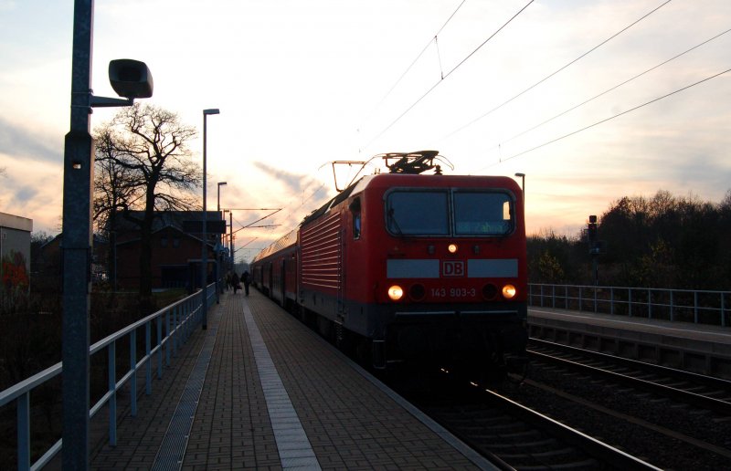 143 903 steht mit einer RB in Burgkemnitz. Vor der Abfahrt schaute der Lokf�hrer noch mal auf den Bahnsteig nach hinten.