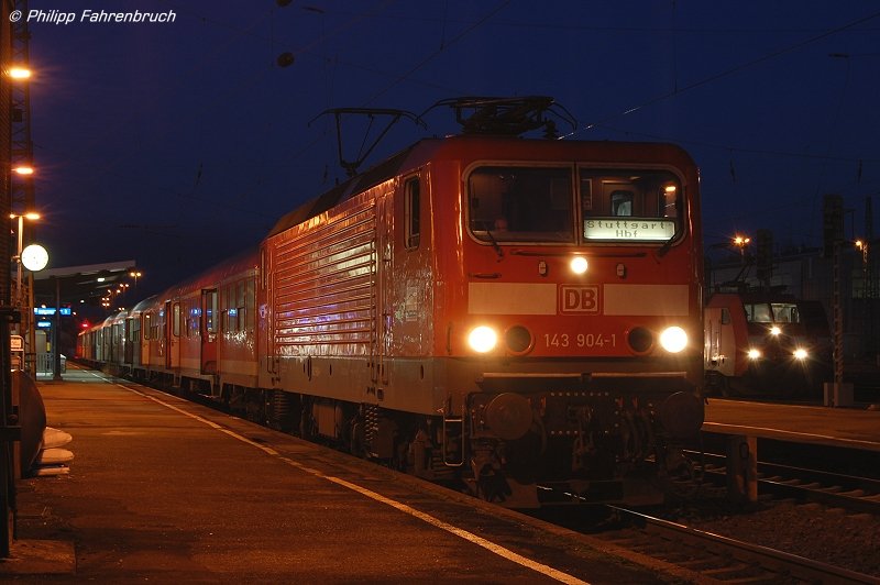 143 904-1 am 05.12.07 mit RE 19464 nach Stuttgart Hbf auf Gleis 3 des Aalener Bahnhofs aufgenommen.