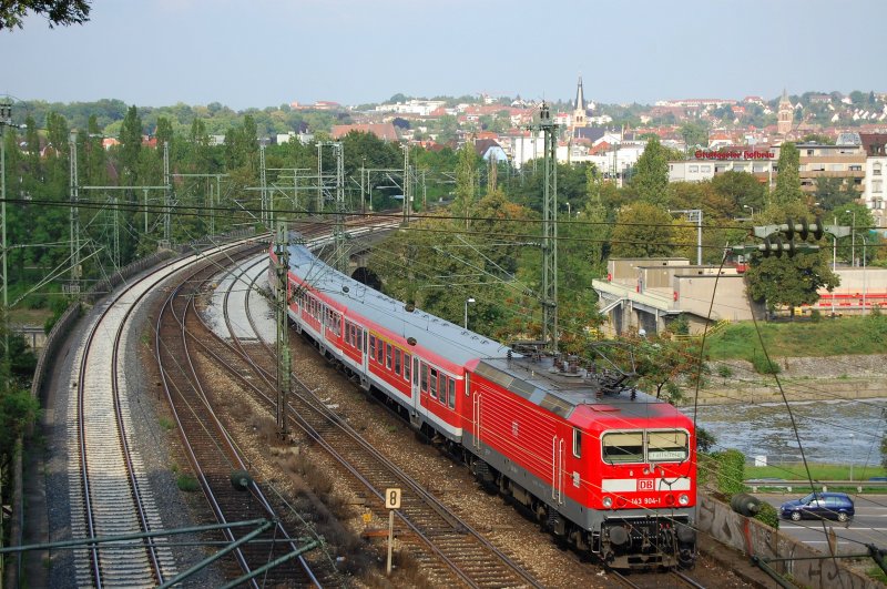 143 904-1 schiebt am 13.08.07 einen RegionalExpress von Stuttgart HBF nach Crailsheim, hier kurz vor dem ersten planmigen Halt, dem Bahnhof Stuttgart-Bad Cannstadt.