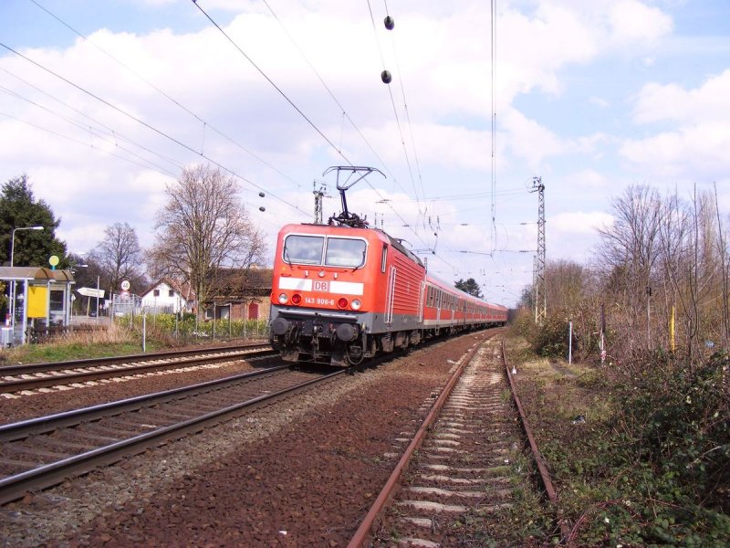 143 906 schiebt die RB 15275 von Frankfurt-Sd nach Aschaffenburg Hbf. Hier in der Ausfahrt von Frankfurt-Mainkur Bf am 28. Mrz 2008