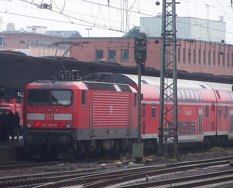 143 910-8 steht abfahrbereit als Schublok des RE Kolbnez Hbf - Trier im Startbahnhof und wartet auf die Abfahrt. 07.12.08