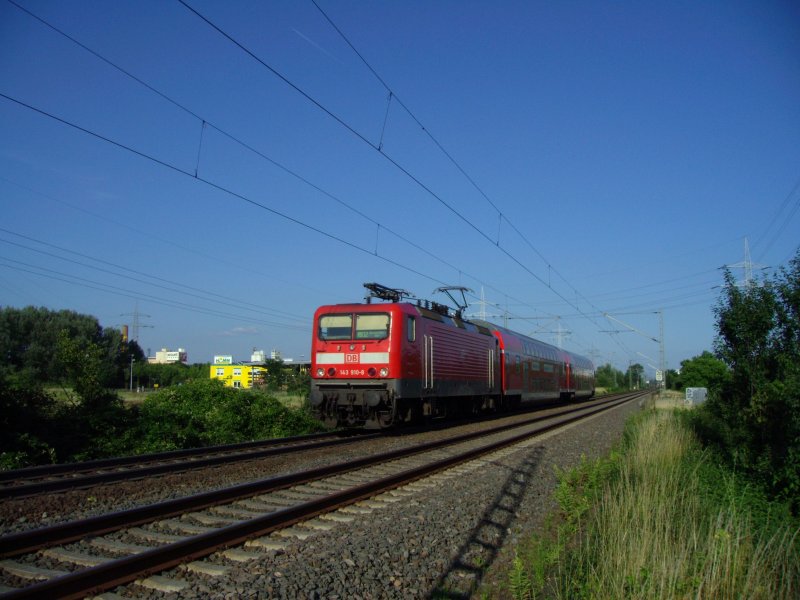 143 910 im Juni 2008 unterwegs mit einer Regionalbahn in Richtung Bingen. Aufgenommen bei Mainz-Mombach.
