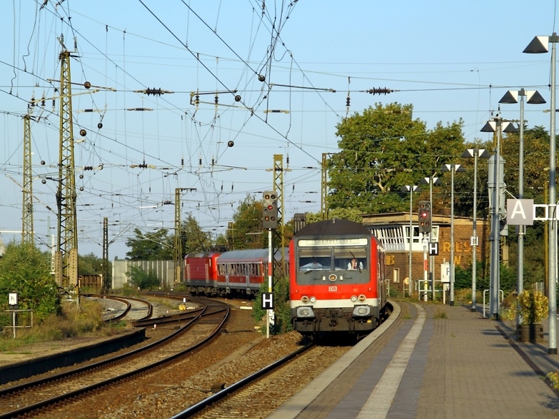 143 911-6 schiebt am 26.9.2009 einen Fuballsonderzug zurck nach Braunschweig. Hier durchfhrt der aus Silberlingen und einem Wittenberger Steuerwagen gebildete Zug Riesa.
