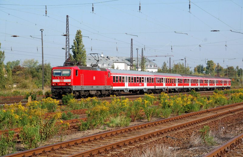 143 911 zieht am 26.09.09 einen Fuballsonderzug durch L-Schnefeld Richtung Engelsdorf, Ziel ist Dresden.