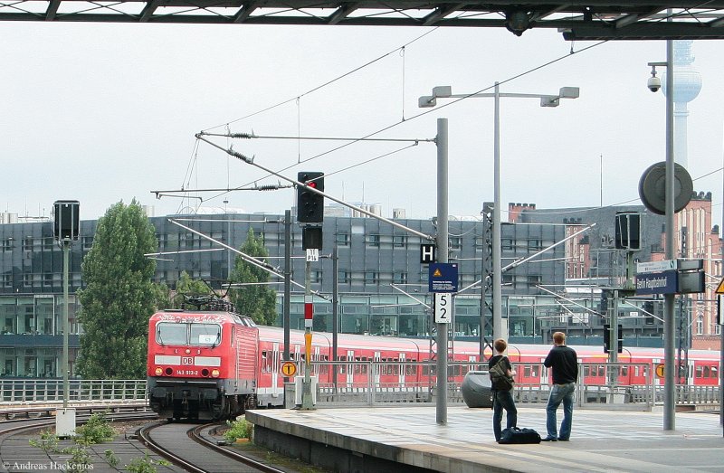 143 913-2 mit ihrem S-Bahn Ersatzzug in Berlin Hbf 3.8.09