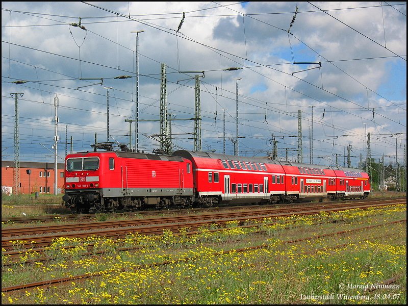 143 918 wird mit einem RE Luth-Wittenberg - Magdeburg Hbf am Abgangsbahnhof bereitgestellt. 18.04.07