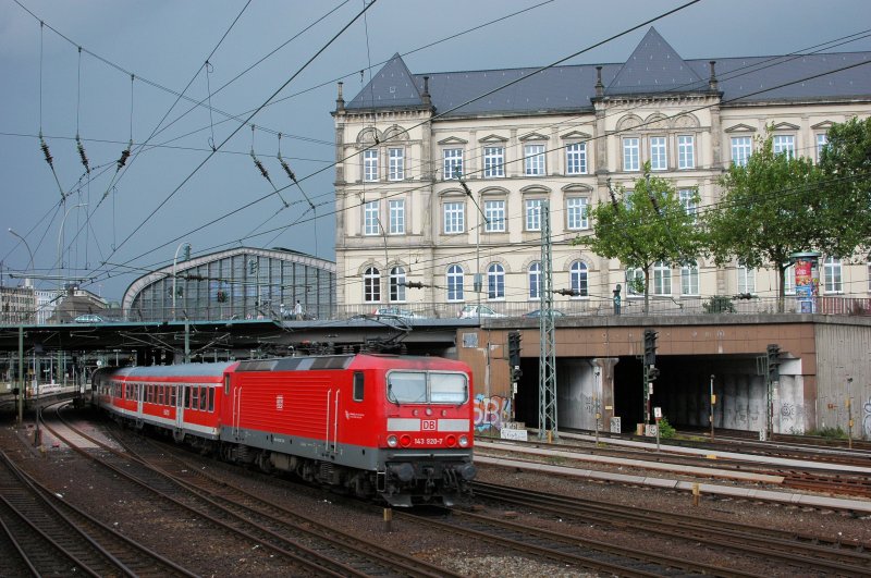 143 920 am 28.08.09 bei der Einfahrt in den Hamburger Hbf