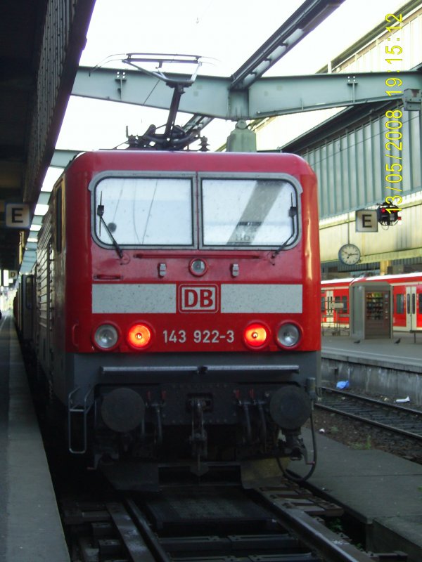 143 922-3 mit RE nach Tbingen am 13.5.2008 in Stuttgart Hbf.