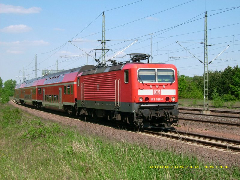143 926 ist am 12.05.08 mit ihrer RB nach Leipzig unterwegs als sie auf dem Bahnhofsgleis von Muldenstein einfhrt.