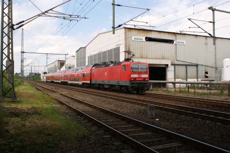 143 927-2 mit einer RB nach Falkenberg kurz vor Dessau Hbf am 19.06.2009